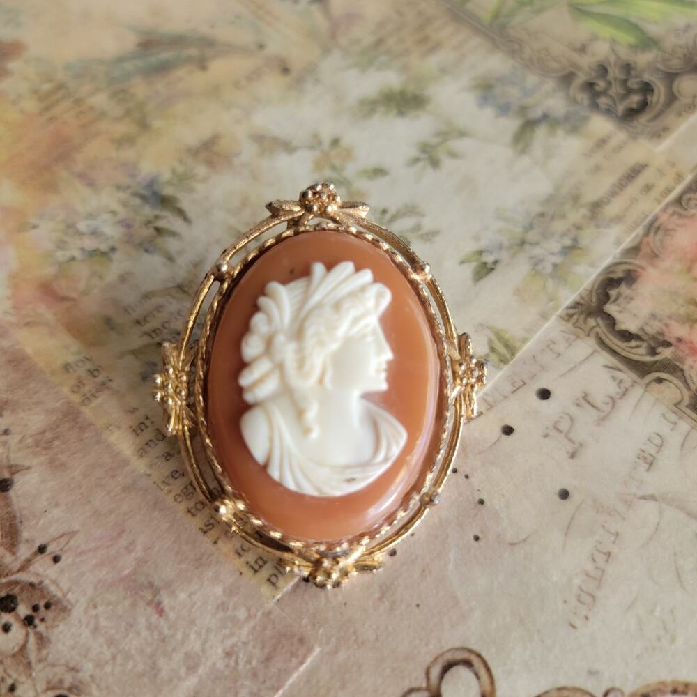 Brooch Women Vintage Pin Cameo Gold Tone Oval Classical Lady Brooch